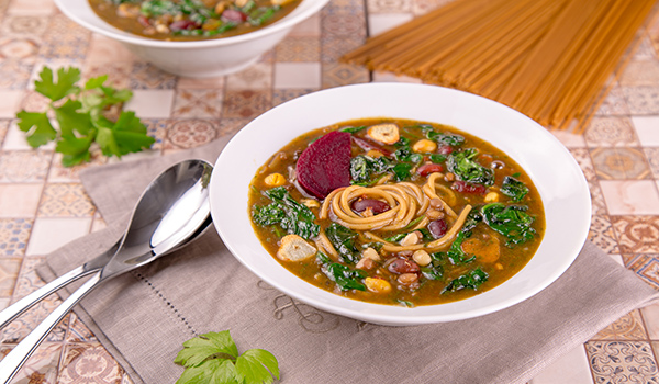 鹰嘴豆和菠菜的伊朗汤