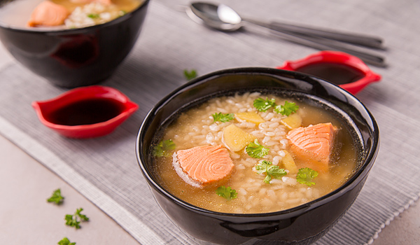 حساء آسيوي مع سمك السلمون والأرز