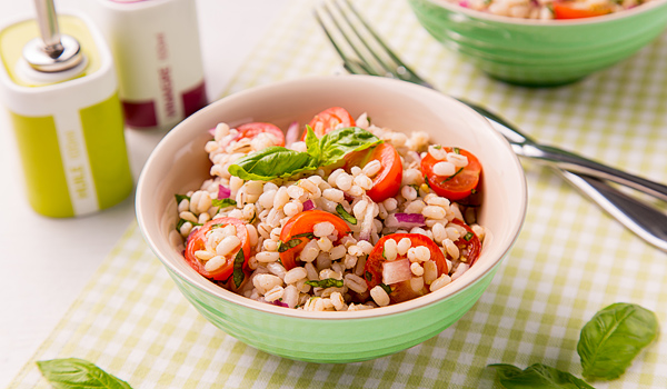 西红柿大麦米罗勒沙拉