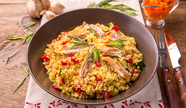 Тушеный кролик с пшенкой и овощами