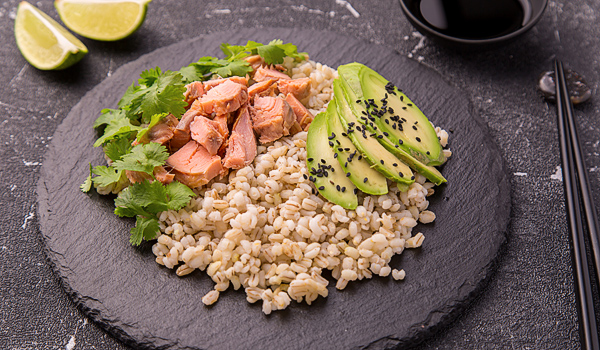 牛油果熏鱼大麦米沙拉