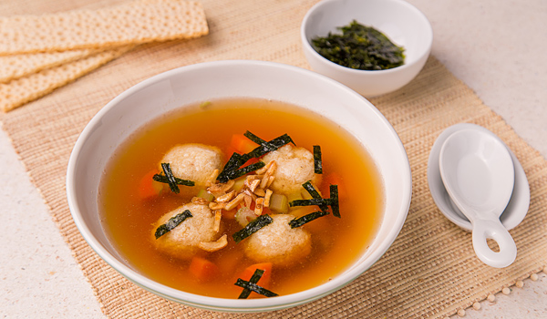 Рыбный суп с фрикадельками в азиатском стиле