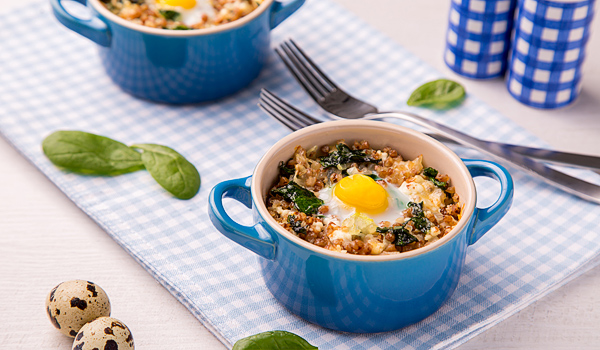 Гречка, запеченная со шпинатом, домашним сыром и яйцами
