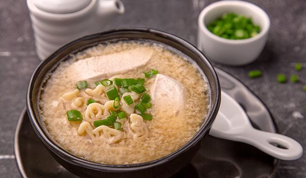 الحساء الآسيوي مع البيض المخفوق والمعكرونة