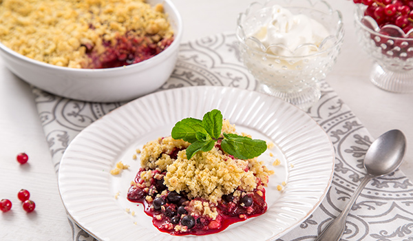 Crumble pie with berries