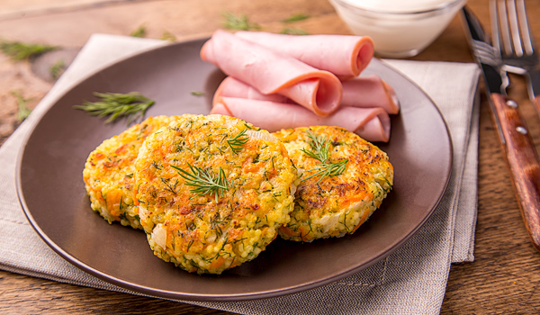 胡萝卜小米粥油炸馅饼