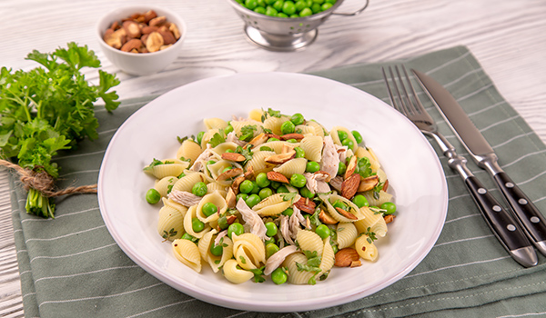 通心粉鸡肉豌豆杏仁沙拉