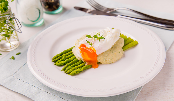 Poached Eggs with Asparagus and Pea Mousse