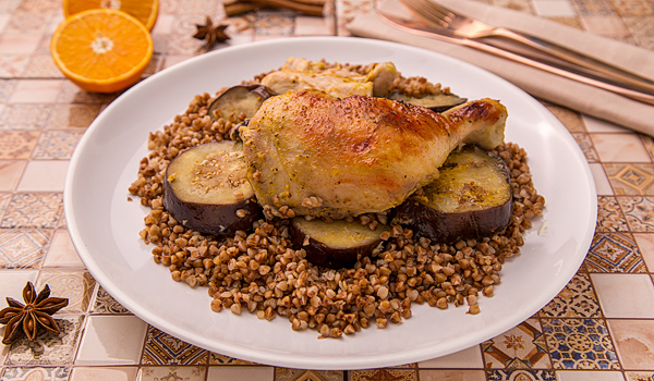 用橙子腌制的荞麦鸡肉