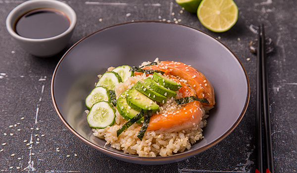 Копченый лосось с авокадо и рисом по-японски