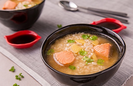 Азиатский суп с лососем и рисом