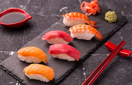 三文鱼、金枪鱼、鲜虾混合寿司