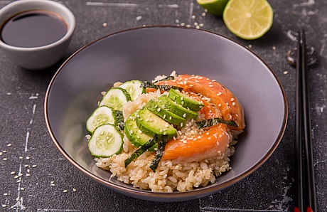 Копченый лосось с авокадо и рисом по-японски